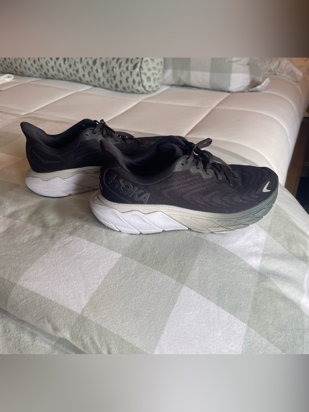 Hoka women’s Arahi Black,Gray,white sz7.5